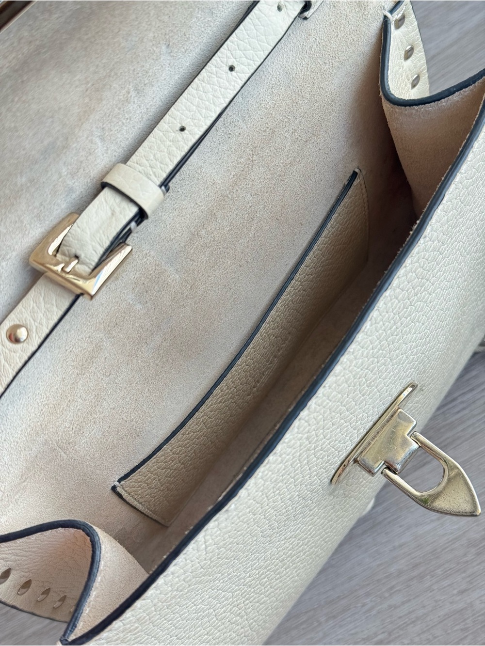Valentino Garavani
Small Rockstud Grainy Calfskin Crossbody Bag - Picture 6 of 6